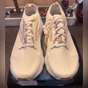 NIB Brooks StealthFit 2.0 Ivory Athletic Sneakers Size 8